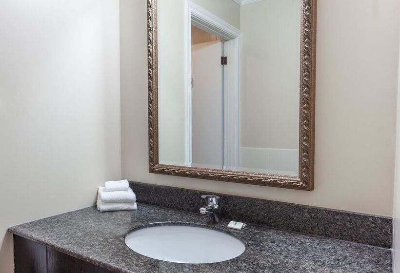 带2个双人床的标准工作室, Super 8 By Wyndham Kirkland Lake