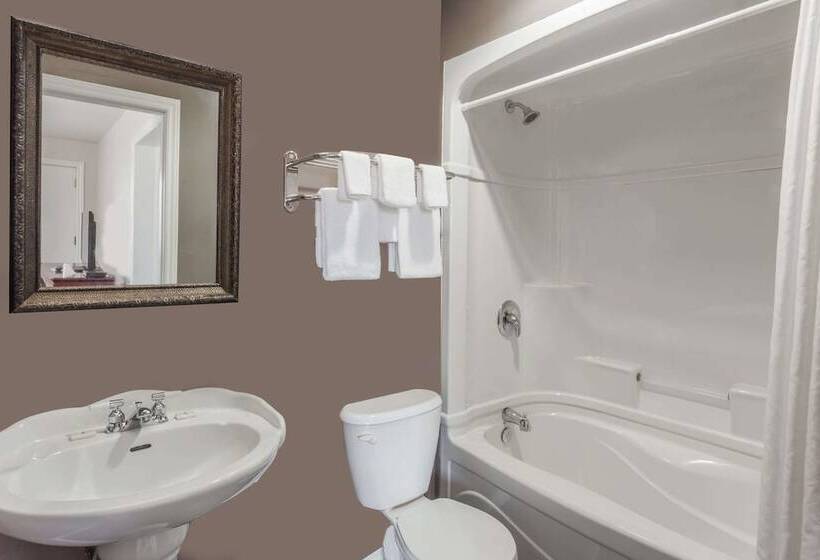 套房, Super 8 By Wyndham Kirkland Lake