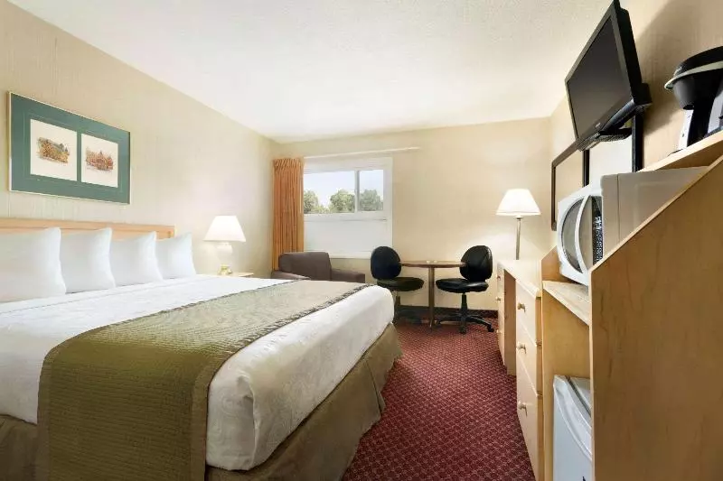 سوئیت با تخت بزرگ, Travelodge By Wyndham Lethbridge