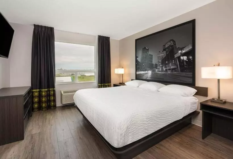 اتاق استاندارد با تخت بزرگ, Super 8 By Wyndham Winnipeg East Mb