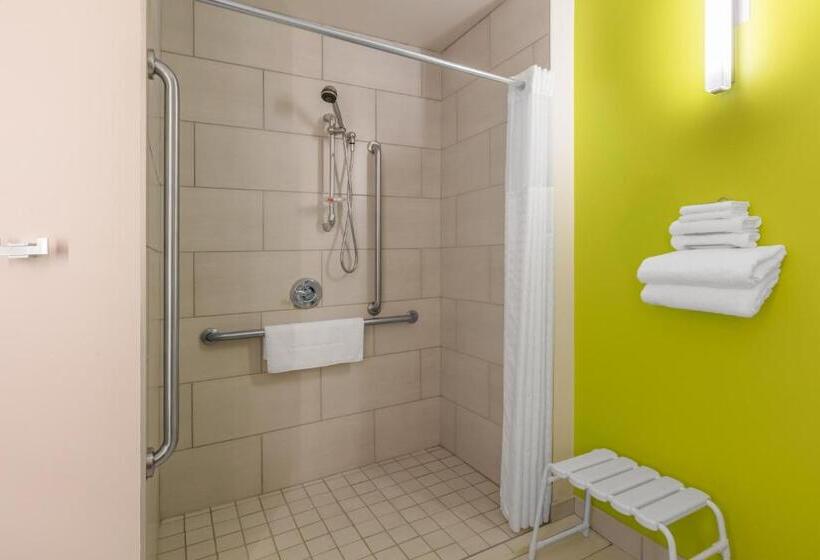 身障者適用キングサイズベッドルーム, Super 8 By Wyndham Winnipeg East Mb