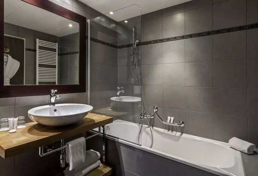 Standard Room, Edelweiss Manotel