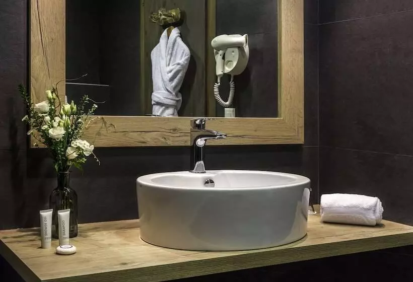 Executive Triple, Edelweiss Manotel
