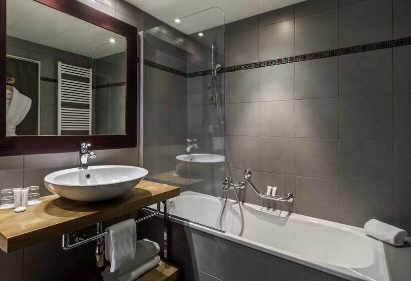 غرفة إدارية ثلاثية, Edelweiss Manotel