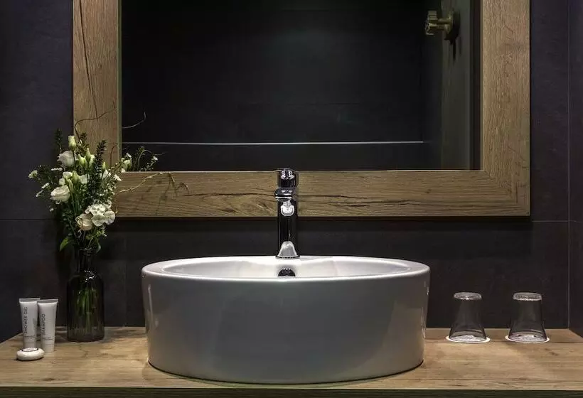 Perhehuone Yhdistettävä, Edelweiss Manotel