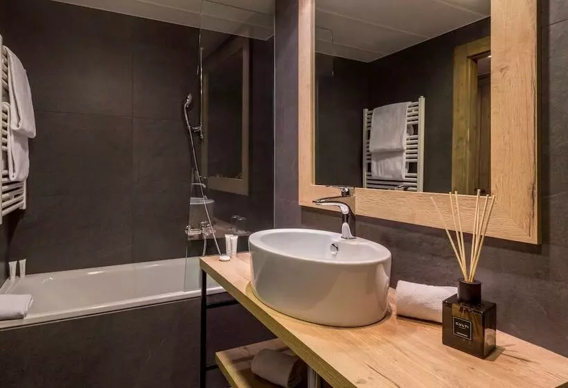 Superior Room, Edelweiss Manotel