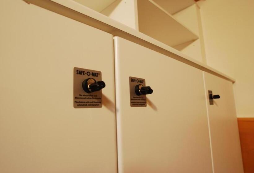 تختخواب در اتاق مشترک, &hostel Montarina