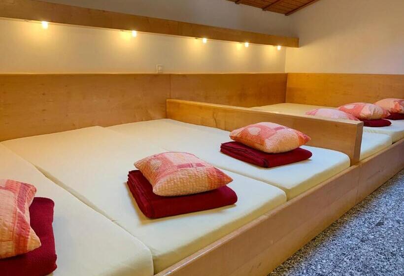Llit en Habitació Compartida amb Bany Compartit, &hostel Montarina