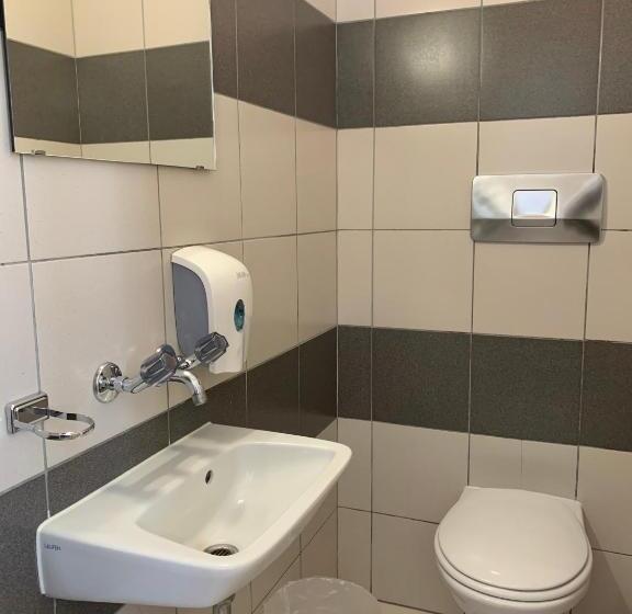 Кровать в Многоместном Номере с Общей Ванной, &hostel Montarina