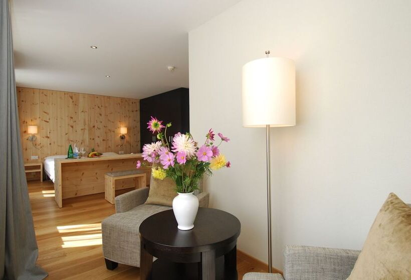 جناح جونيور, Adula