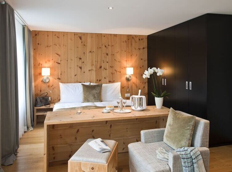 جناح جونيور, Adula