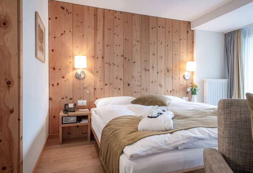 جناح جونيور, Adula