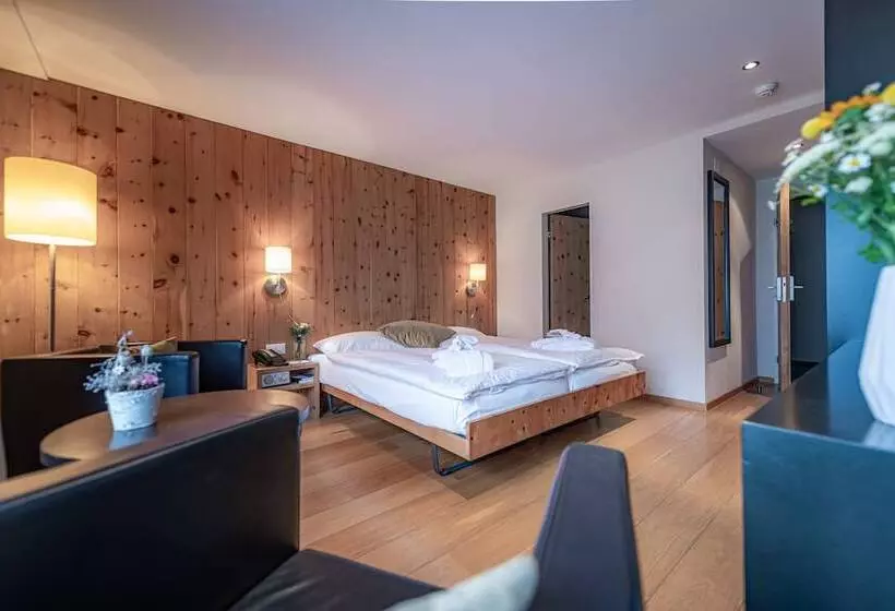 Quarto Estandar, Adula