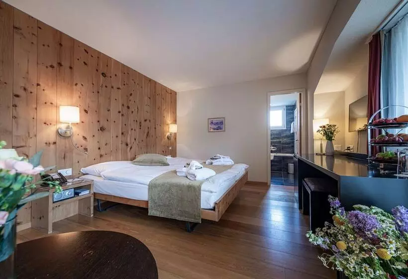 Quarto Estandar, Adula
