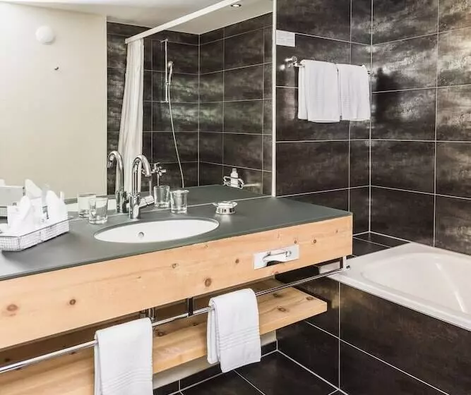 Quarto Estandar, Adula