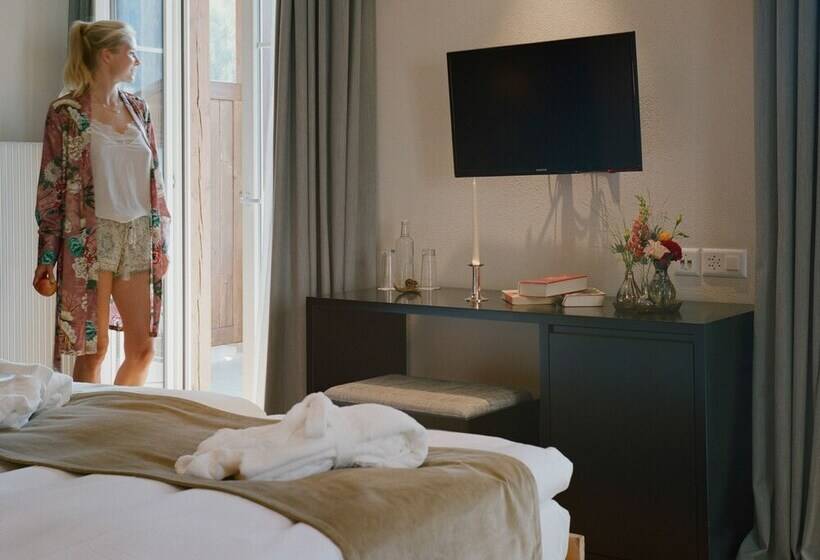 غرفة قياسية مزوَّدة بشُرفة, Adula