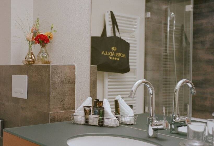 غرفة قياسية مزوَّدة بشُرفة, Adula