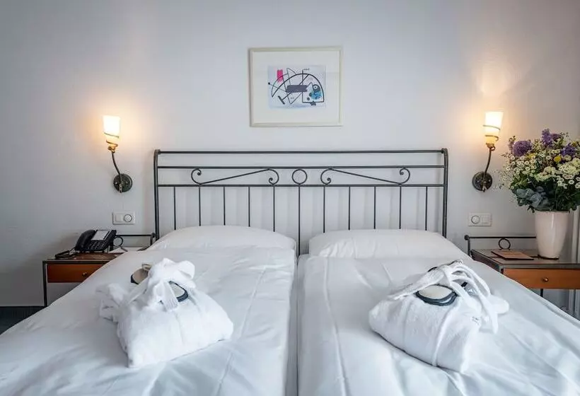 Superior Room, Adula