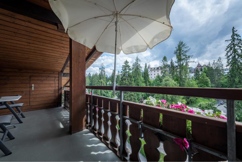 غرفة قياسية مزوَّدة بشُرفة, Adula