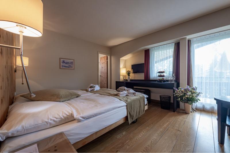 غرفة قياسية مزوَّدة بشُرفة, Adula