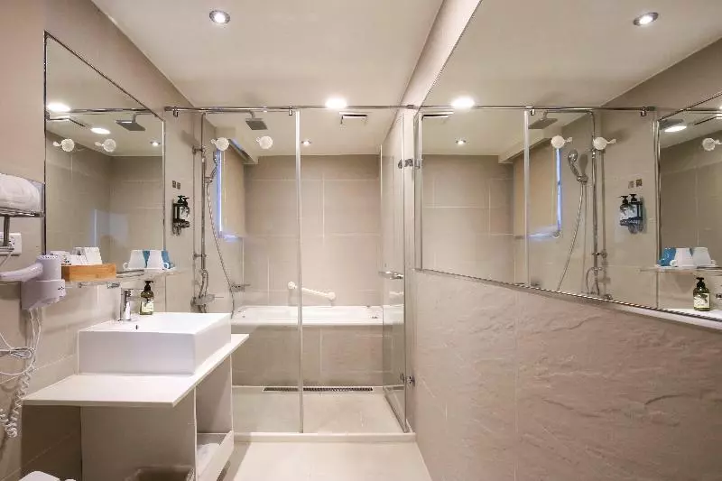 Quarto Deluxe, Adula