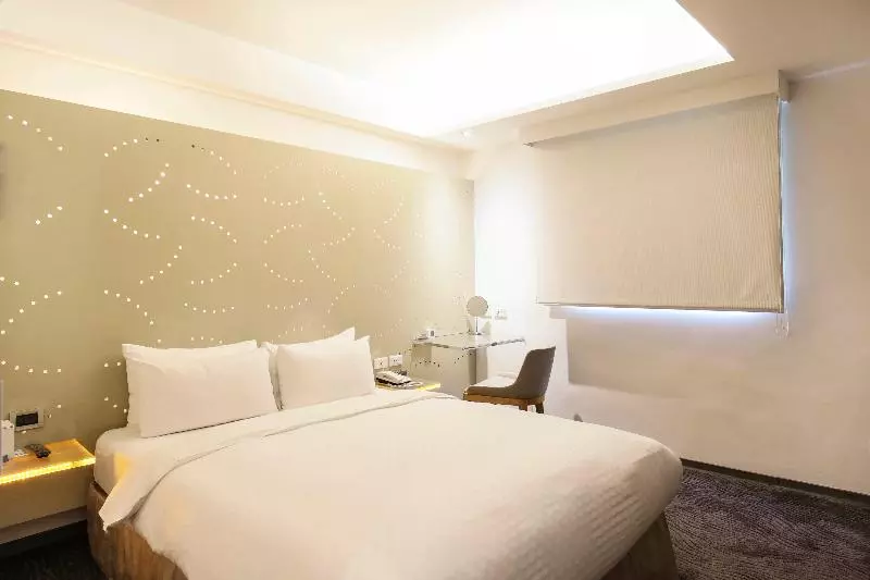 Quarto Deluxe, Adula