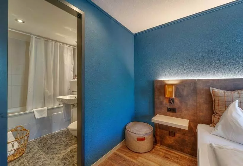 اتاق استاندارد سه نفره, The Hey Hotel