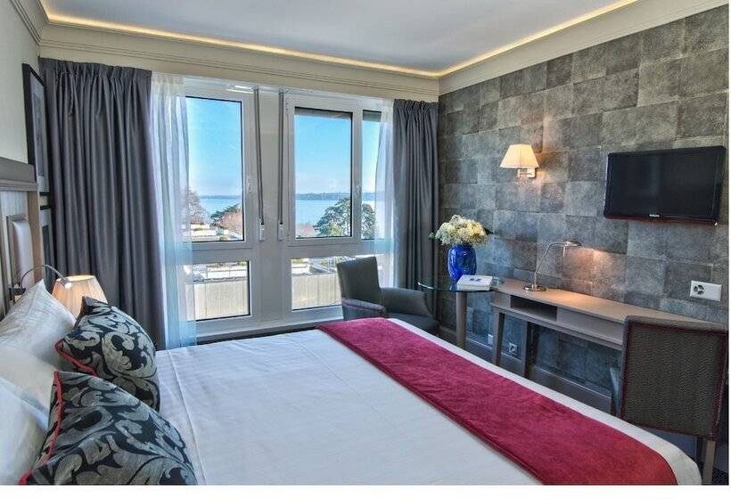 اتاق اجرایی, Drake Longchamp