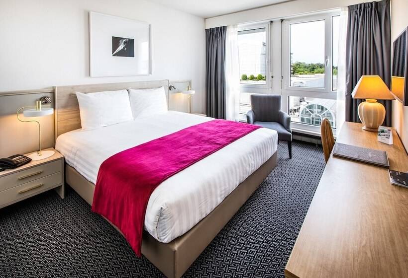 اتاق پرمیوم, Drake Longchamp