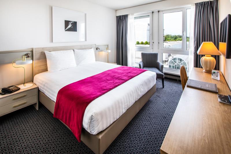 اتاق پرمیوم, Drake Longchamp