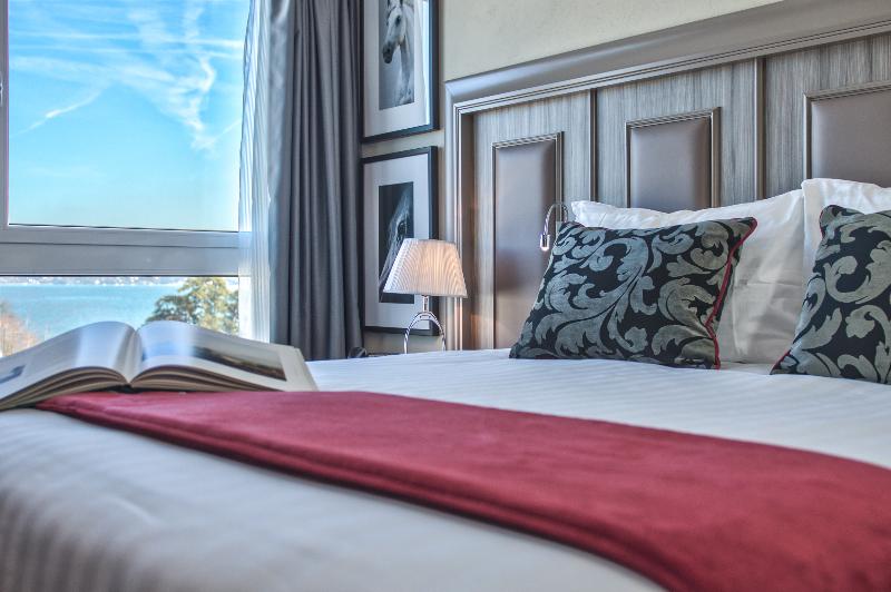 اتاق اجرایی, Drake Longchamp