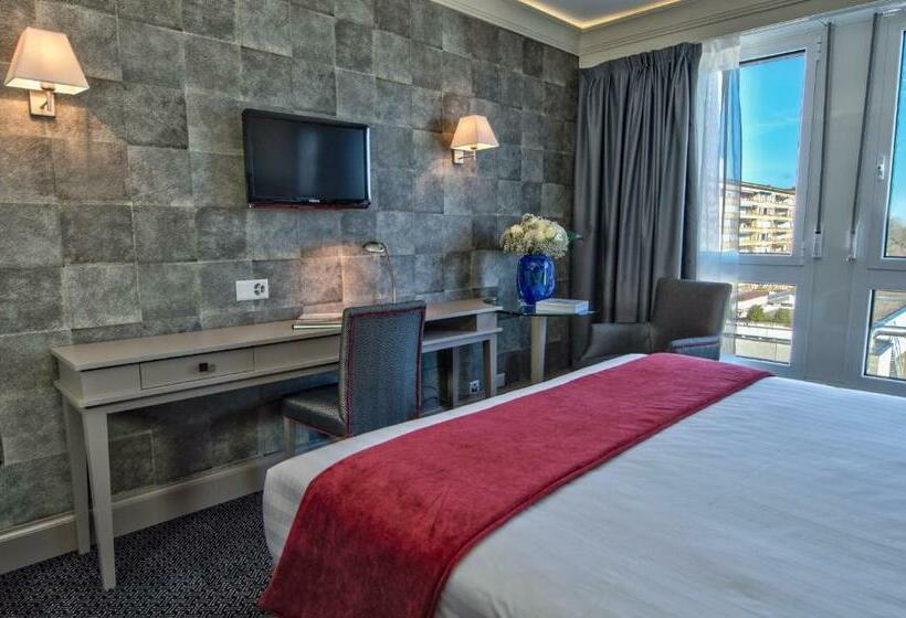 اتاق اجرایی, Drake Longchamp