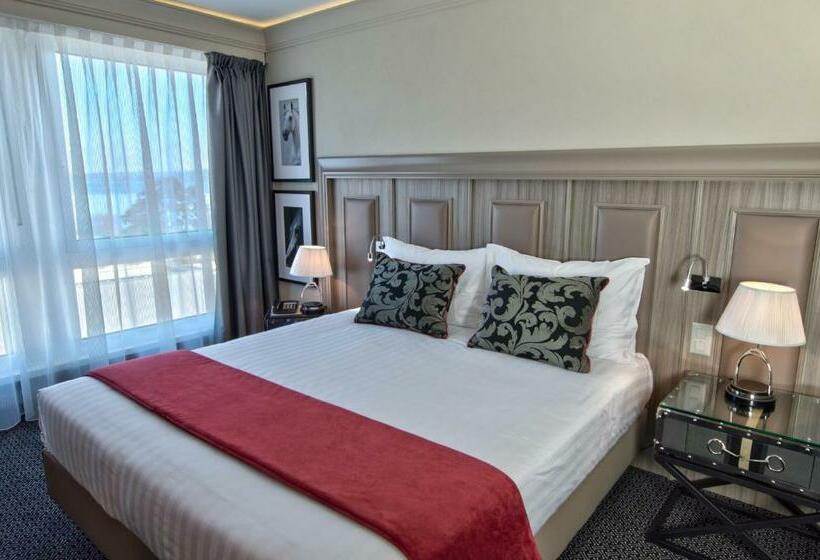 اتاق اجرایی, Drake Longchamp