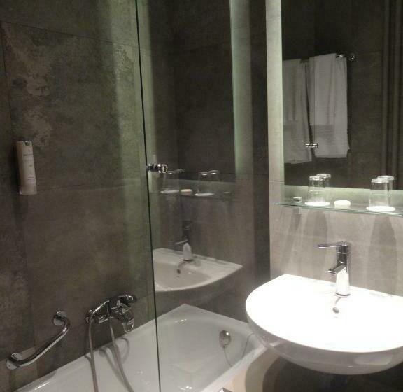 اتاق اجرایی, Drake Longchamp