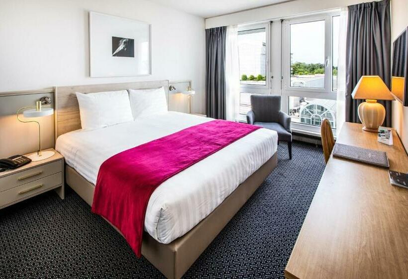 اتاق پرمیوم, Drake Longchamp