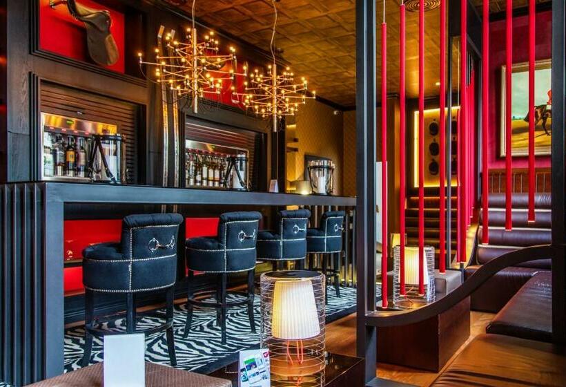 اتاق پرمیوم, Drake Longchamp