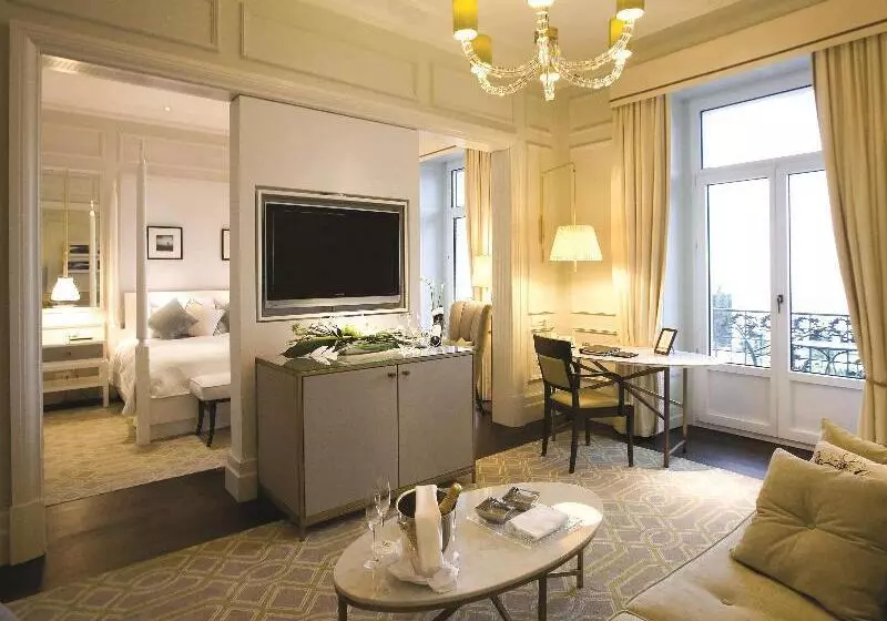سوییت جونیور با چشم‌انداز دریاچه, Fairmont Le Montreux Palace