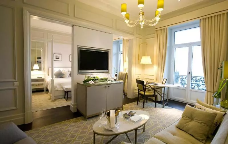 سوییت جونیور با چشم‌انداز دریاچه, Fairmont Le Montreux Palace