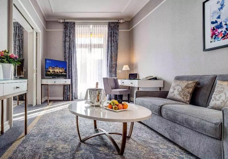 Suite with lake view, Fairmont Le Montreux Palace