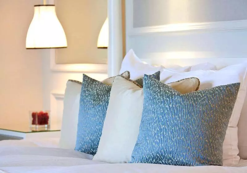 اتاق استاندارد با چشم‌انداز شهر, Fairmont Le Montreux Palace