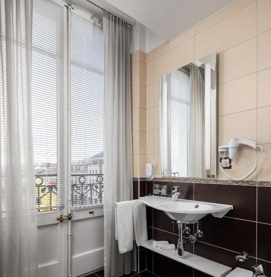 جناح جونيور, Hôtel Des Alpes