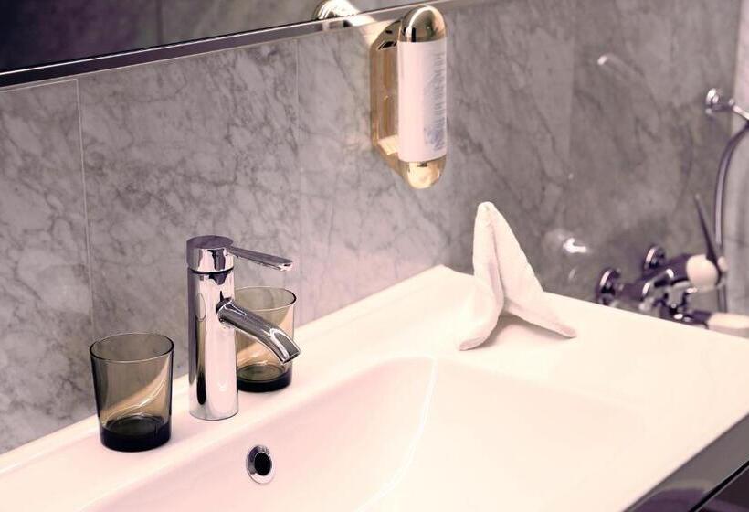 חדר סופריור לשלושה, Nolda