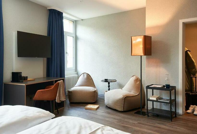 Семейный Номер, The Hey Hotel
