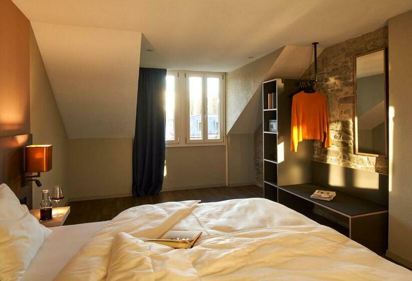 חדר משפחתי, The Hey Hotel