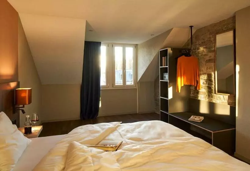 اتاق خانوادگی, The Hey Hotel