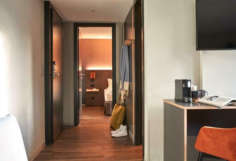 ファミリールーム, The Hey Hotel