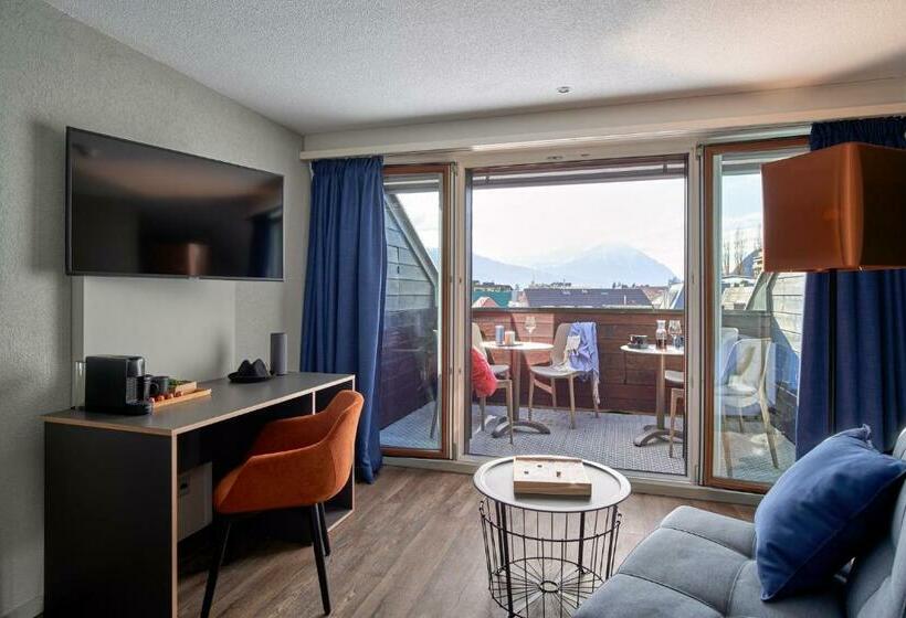 Семейный Номер, The Hey Hotel