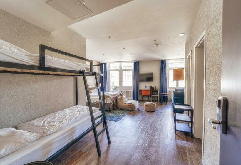 ファミリールーム, The Hey Hotel