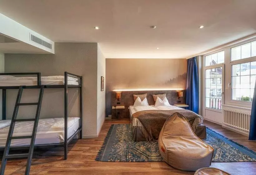 اتاق خانوادگی, The Hey Hotel