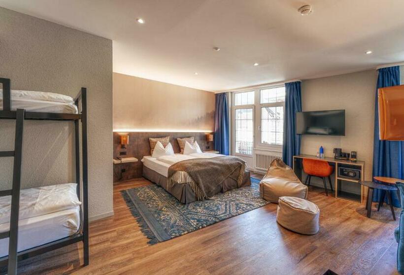 ファミリールーム, The Hey Hotel